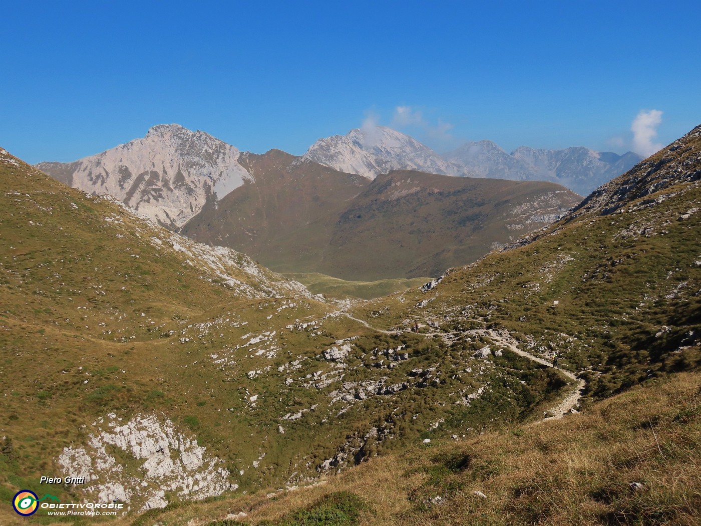 60 Dalla Bocchetta di Cimetto (1935 m) il valloncello con profonde doline carsiche.JPG